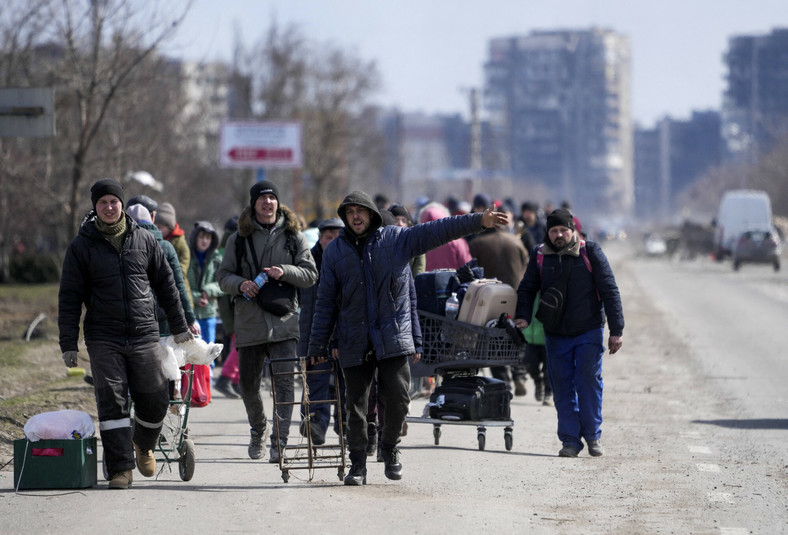 Uciekający z Mariupola ludzie muszą pokonać nieraz 15 km, by znaleźć się w sąsiedniej wiosce i czekać na ewakuację