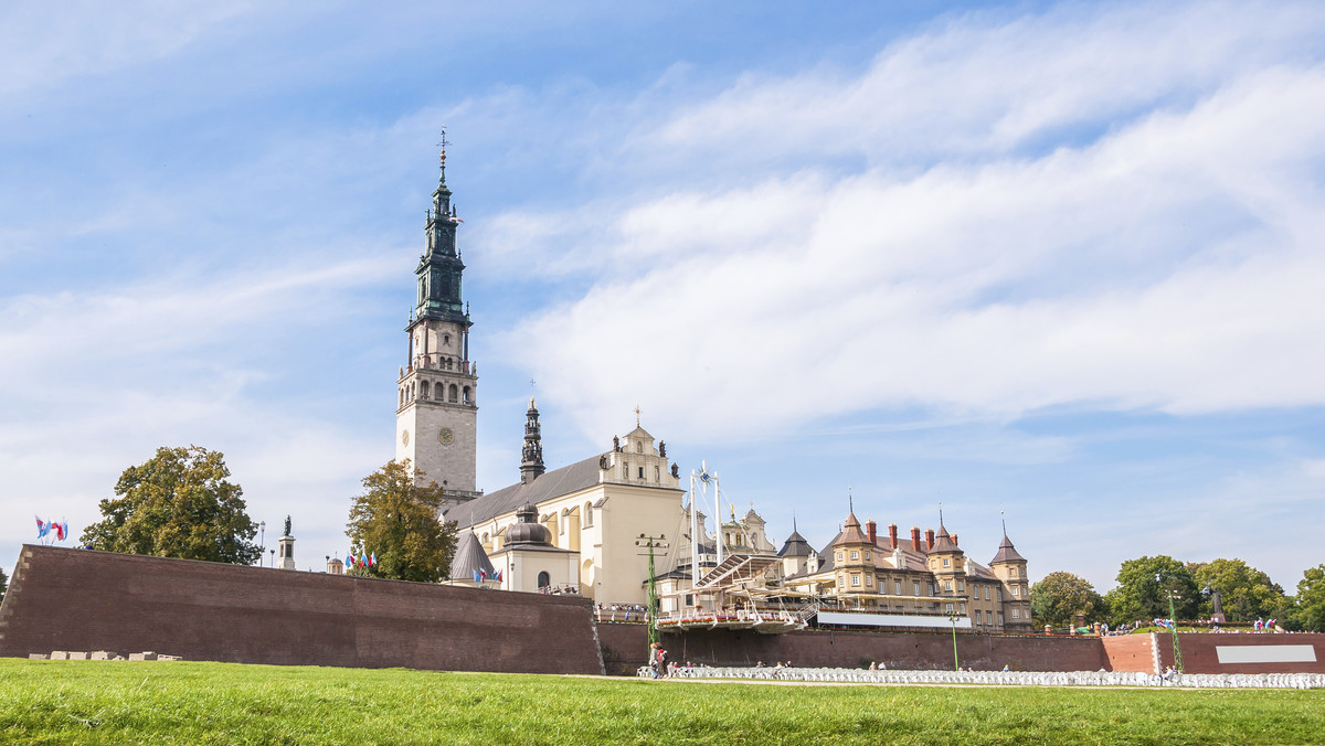 Prawie tysiąc pątników z Kalisza (Wielkopolskie) wyruszyło w sobotę w 377. pieszej pielgrzymce na Jasną Górę. To jedna z nielicznych pielgrzymek w kraju, której uczestnicy wędrują pieszo w obie strony; niewykluczone, że to też najstarsza pielgrzymka w Polsce.