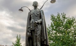 Dwa paryskie pomniki oblano farbą. Oba budzą skojarzenia z niewolnictwem i kolonializmem