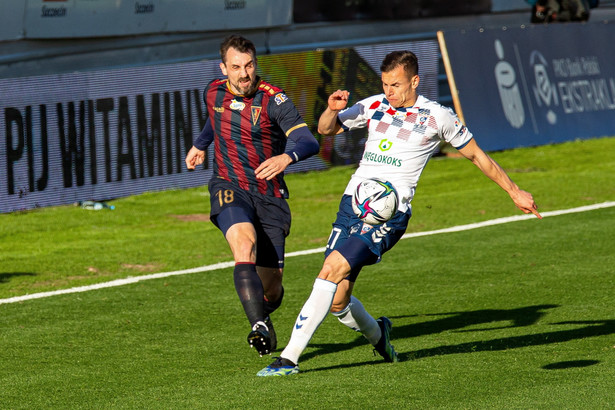 Piłkarz Pogoni Michał Kucharczyk (L) i Adrian Gryszkiewicz z Górnika