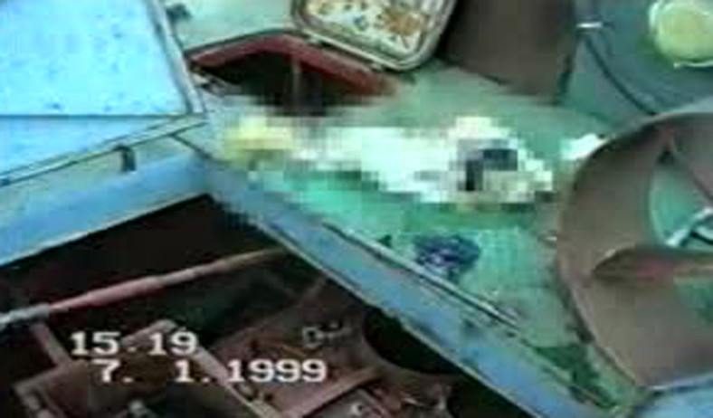 Kadr z policyjnego filmu z 1999 roku. Na zdjęciach szcząki dziewczyny