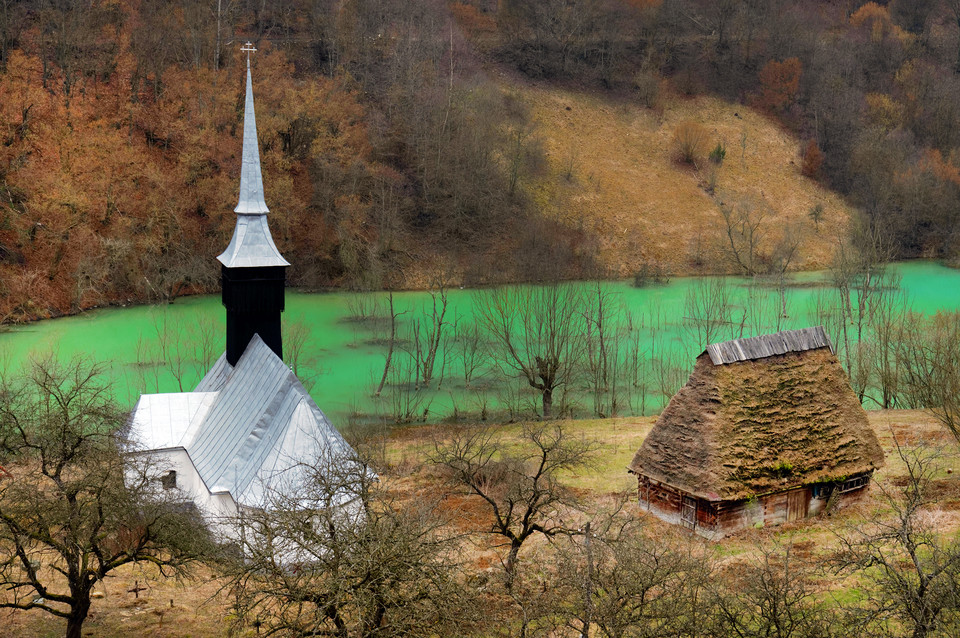 Geamana - rumuńska wioska zatopiona w "pięknym" toksycznym jeziorze