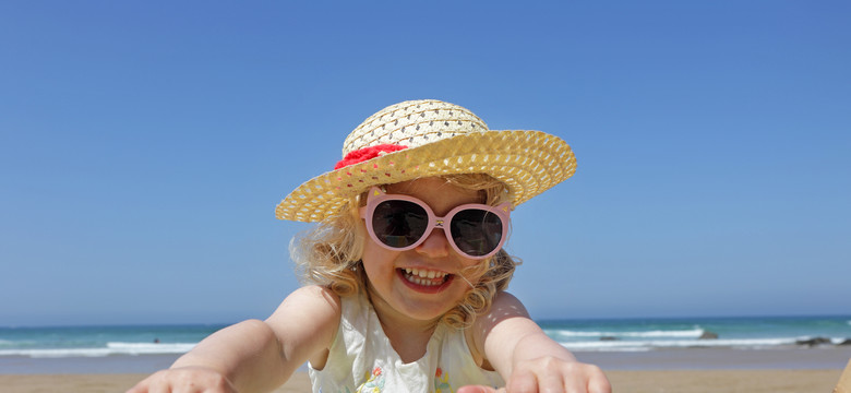 Okulary przeciwsłoneczne dla dzieci – jak wybrać oraz na jakie elementy zwracać szczególną uwagę?
