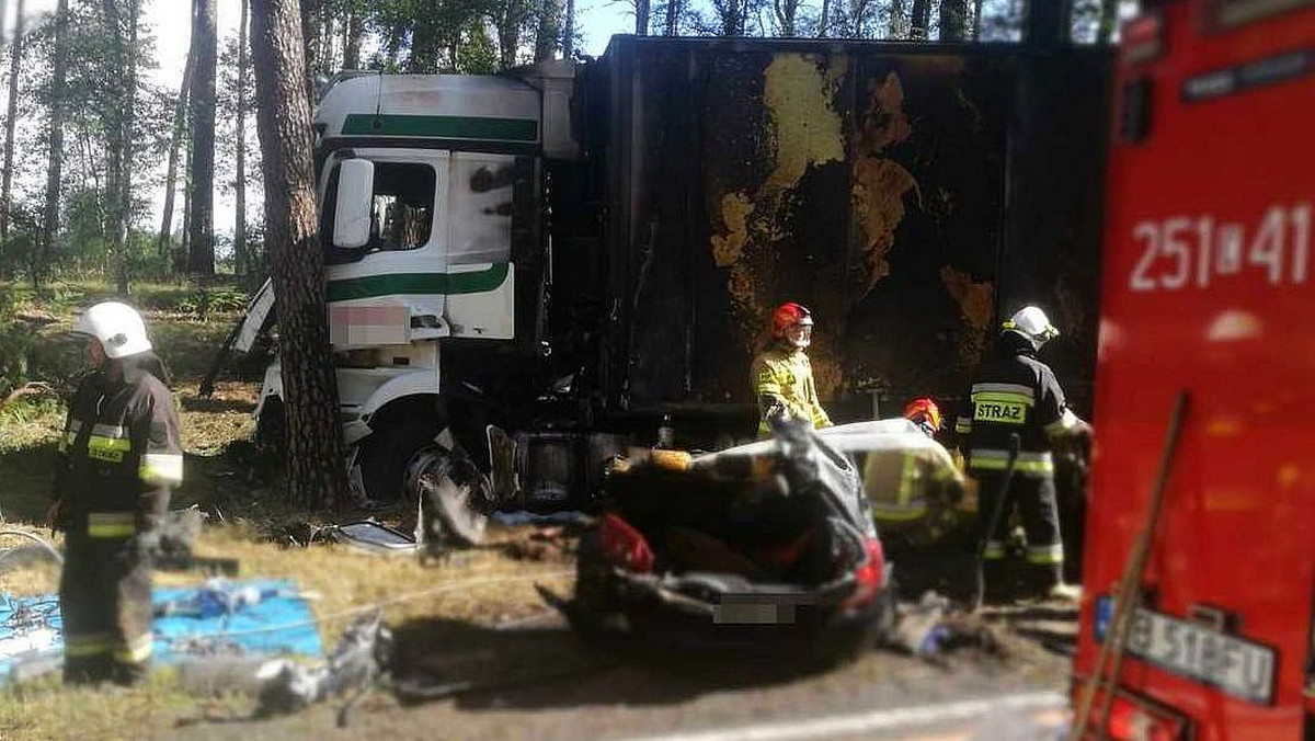 Dziś doszło do kolejnego tragicznego wypadku na drodze krajowej nr 10 między Bydgoszczą a Toruniem, która jest nazywana "trasą śmierci". Przyczyną znów było wyprzedzanie na trzeciego i znów podejrzanym jest młody kierowca.