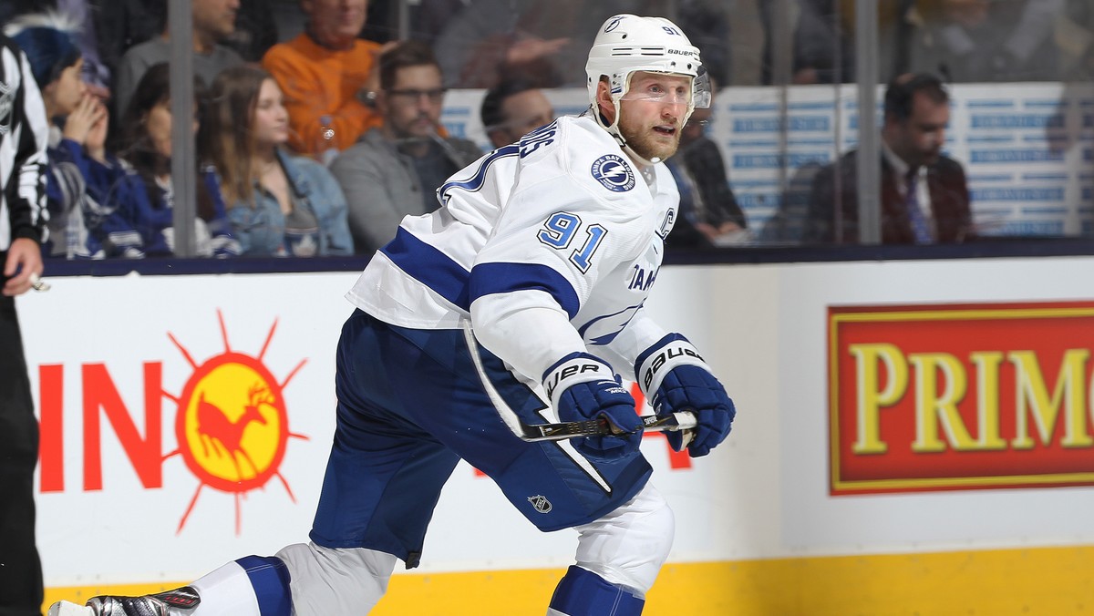 Hiobowe wieści dla Tampa Bay Lightning, ich kapitan Steven Stamkos nie zagra już do końca sezonu. Zgodne zwycięstwa Detroit Red Wings i Philadelphia Flyers sprawiły, że na tę chwilę poza czołową ósemką Konferencji Wschodniej znaleźli się Boston Bruins.