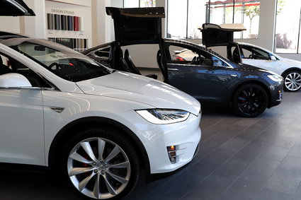 Model X nieelegancko zaparkował w salonie. Koreański aktor pozwał Teslę