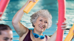Ćwiczenia dla seniora - w domu, na leżąco, na kręgosłup. Dlaczego osoby starsze powinny ćwiczyć?