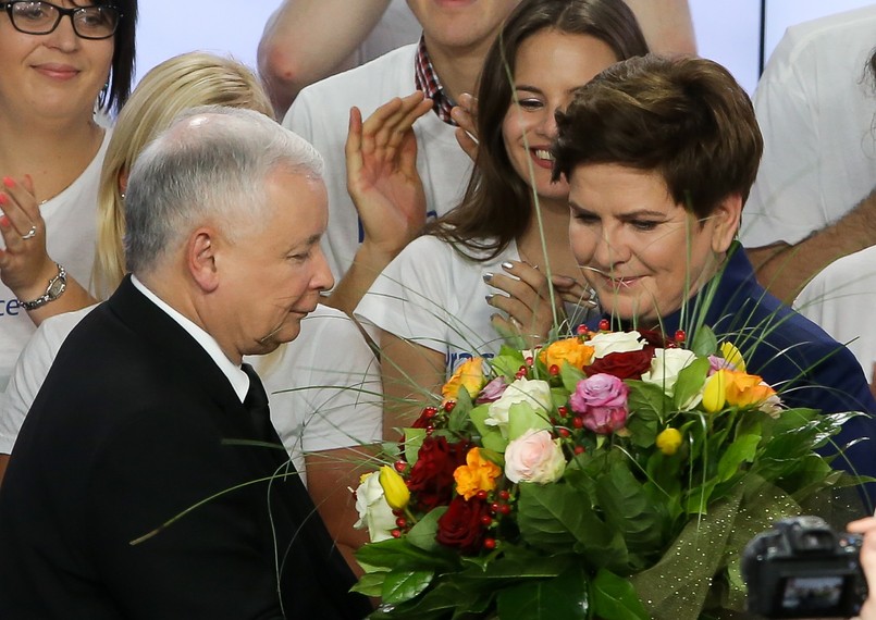 Prawo i Sprawiedliwość wzywa do powstania szerokiego, "biało-czerwonego" obozu w Sejmie. Według sondażu exit poll, PiS w dzisiejszych wyborach parlamentarnych uzyskał 38 procent poparcia i może rządzić samodzielnie. Mimo tego, w pierwszym powyborczym przemówieniu Jarosław Kaczyński mówił, że w Sejmie będzie potrzebował jeszcze szerszego obozu, który będzie szykował "ogromne i trudne działania". - Wyciągam rękę do tych, którzy chcą dobrej zmiany - mówił. Nie sprecyzował jednak, które ugrupowania ma na myśli. Jarosław Kaczyński zapewnił też, że nie będzie się mścił na przeciwnikach. Nie będzie też - jak mówił -"kopania tych, którzy upadli", nawet jeśli upadli "z własnej winy i słusznie".