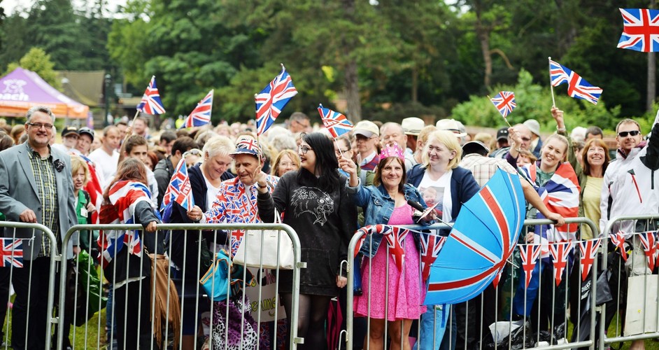 Tłum widzów na chrzcie księżniczki Charlotty