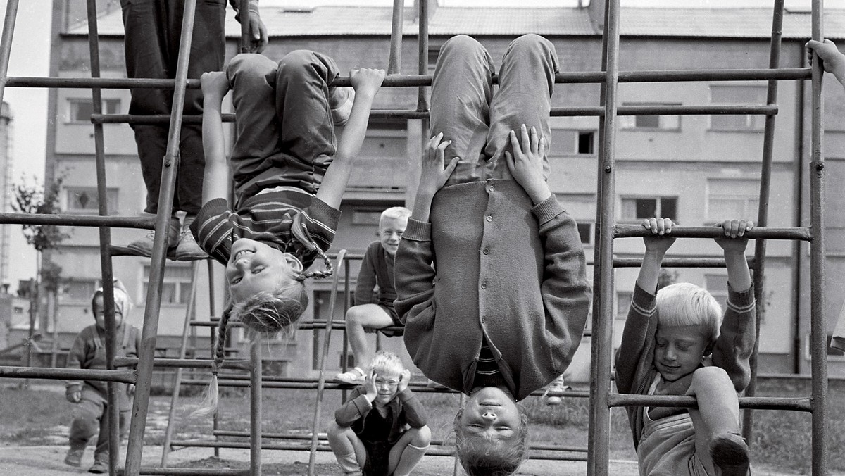 WARSZAWA 1962 Plac zabaw na Osiedlu Młodych