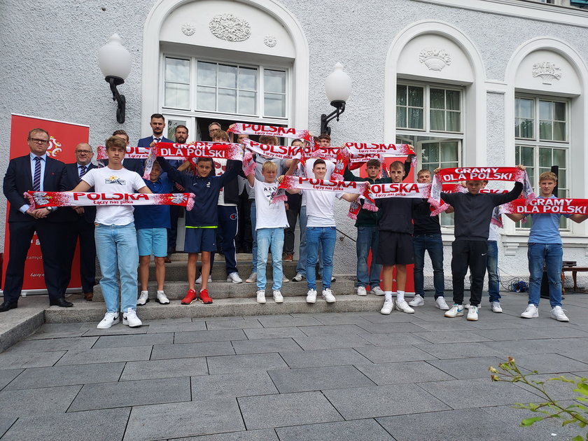 W polskim konsulacie w Monachium, nieopodal domu Roberta Lewandowskiego (33 l.), przedstawiciele Polskiego Związku Piłki Nożnej spotkali się z młodymi piłkarzami polskiego pochodzenia.