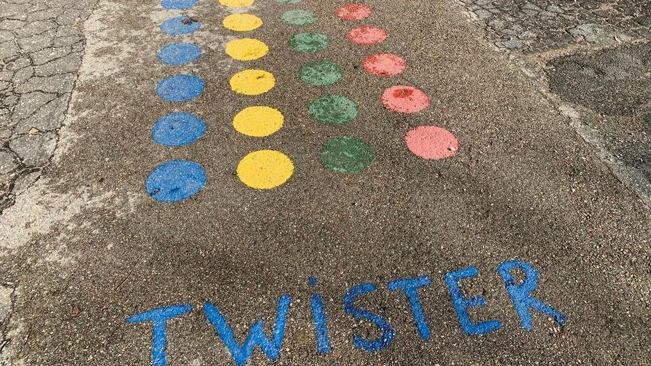 Nedaleko od škole iscrtani su simboli igre Tvister | Foto: BBC/Dejana Vukadinović