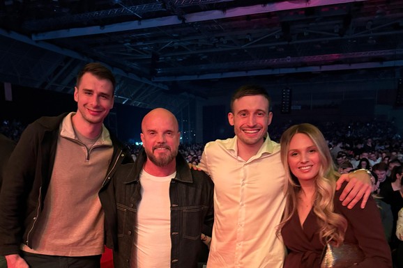 (VIDEO) Zdravko Čolić pevao u Sarajevu, a u prvom redu UZ NJEGOVE HITOVE LUDOVALI SRPSKI KOŠARKAŠ I PEVAČ: "Ovo se ne propušta"