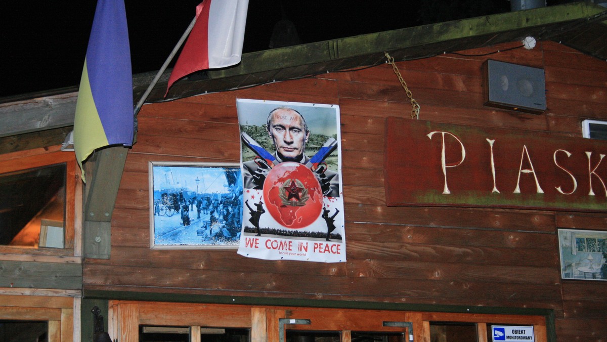 Na szybie sopockiej restauracji Piaskownica pojawiły się kartki z napisem "Nie obsługujemy Rosjan" (także w języku rosyjskim) oraz antyputinowski plakat z podobizną Władimira Putina i hasłem "We Come in Peace". To protest właściciela przeciwko interwencji Rosjan na Ukrainie. Sprawę nagłośnił Wojciech Cejrowski.