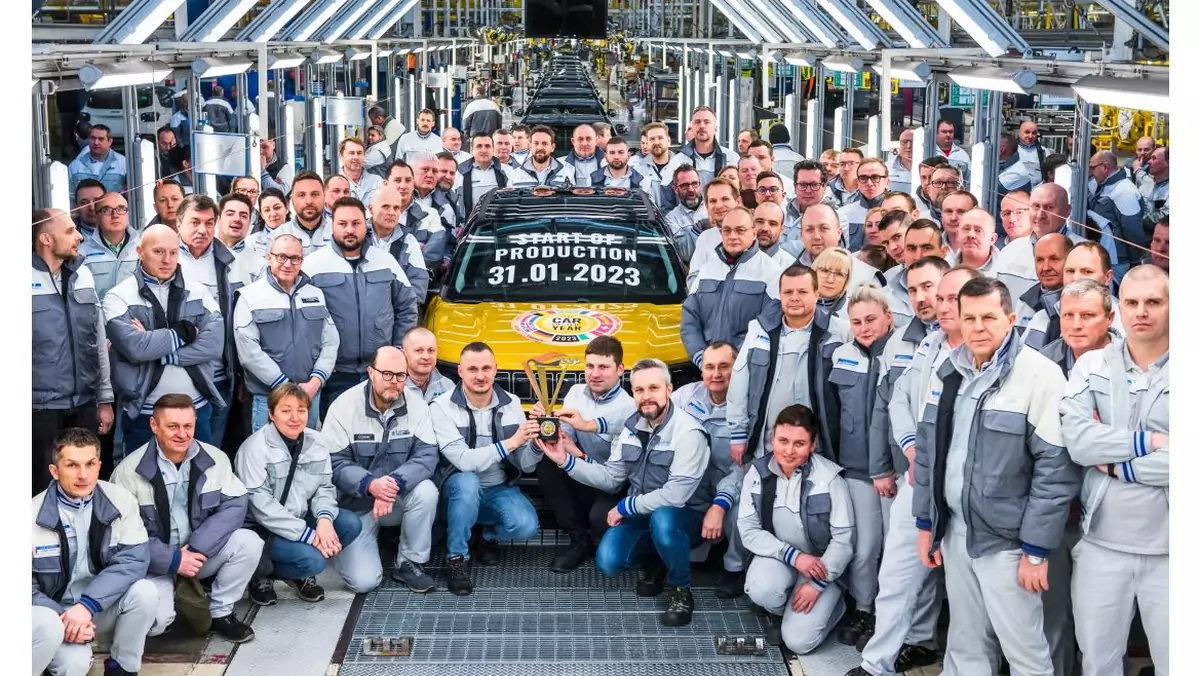 Pracownicy fabryki w Tychach świętują rozpoczęcie produkcji  modelu Jeep Avenger – czy teraz będą świętować olbrzymie premie?