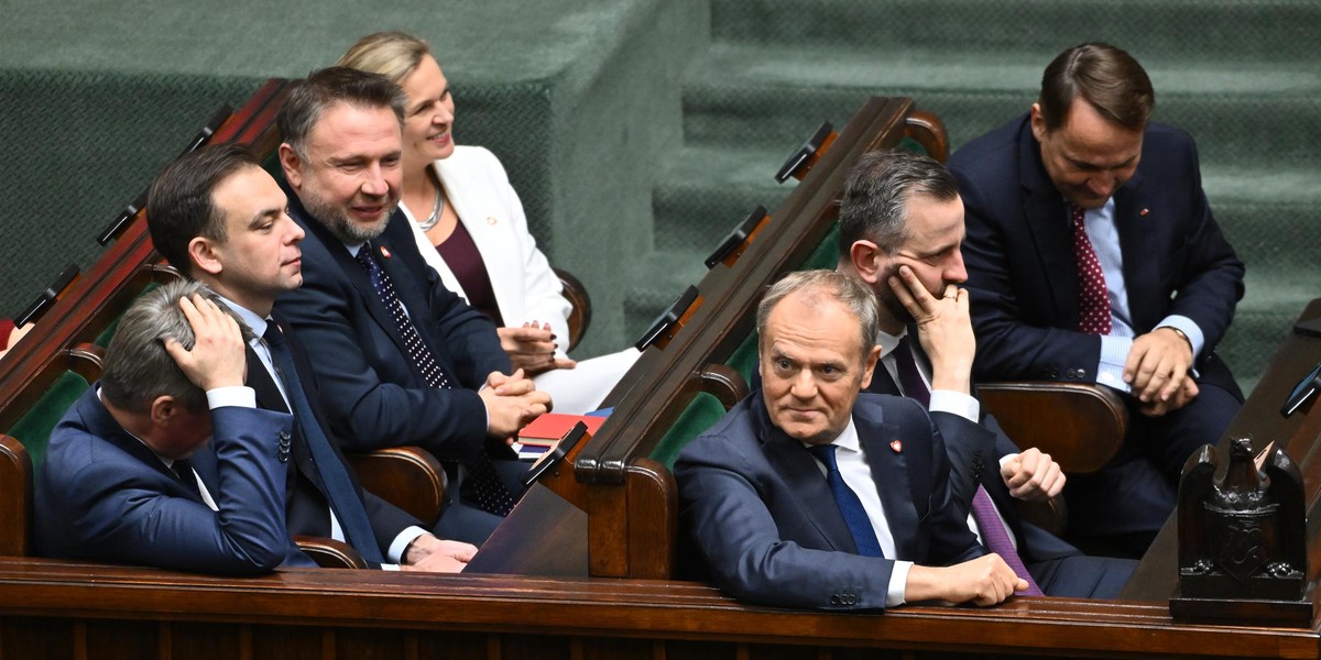 Obóz rządowy z premierem Donaldem Tuskiem na czele.
