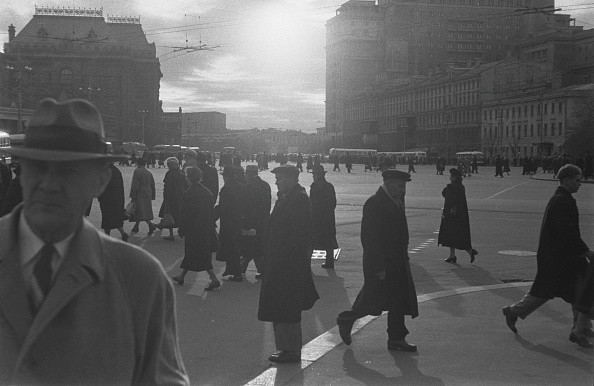 Piesi na placu Czerwonym, Moskwa, listopad 1959 r. Po II wojnie światowej władze amerykańskie zaniepokoił brak kontaktów wewnątrz Związku Radzieckiego.
