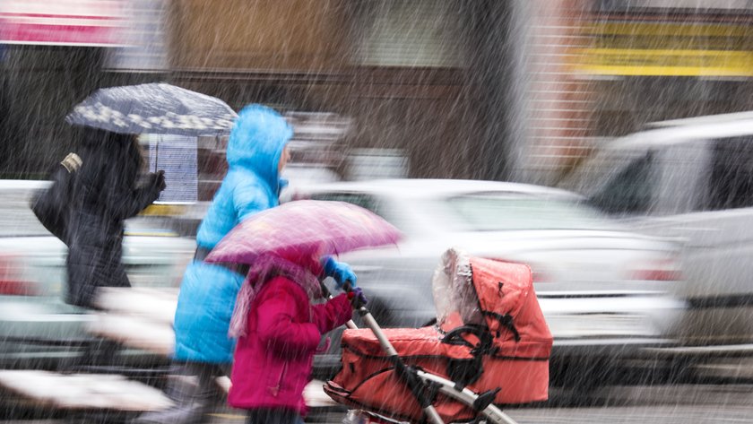 IMGW ostrzega przed burzami i deszczem w środę i w czwartek. W weekend będzie ciepło