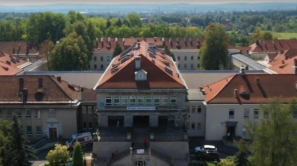 Zabiegi chirurgicznej korekty opadniętych powiek wykonują lekarze z Oddziału Okulistycznego miejskiego Szpitala Specjalistycznego im. Stefana Żeromskiego.