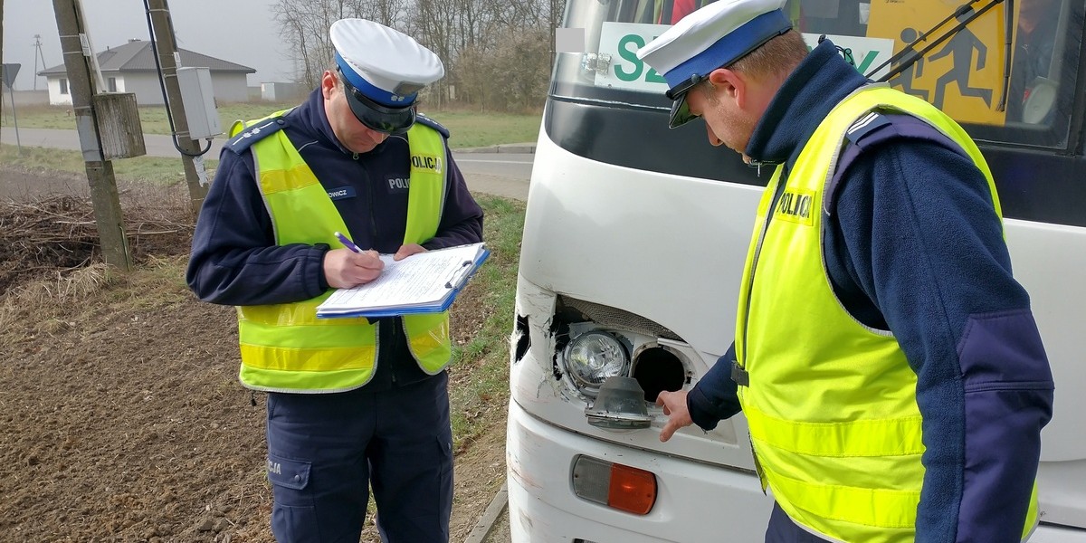 Autokar szkolny zderzył się z osobówką. 