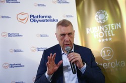 Giertych kpi z afery wizowej PiS. "Aktorzy Bollywood w drodze na plan filmowy"