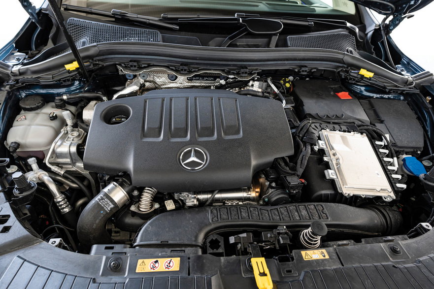 Mercedes GLA: cztery cylindry, dwa litry pojemności skokowej, 150 KM i 320 Nm dostępne przy 1400 obrotach na minutę. Ośmiobiegowa skrzynia ma dwa sprzęgła, prędkość maksymalna 208 km/h