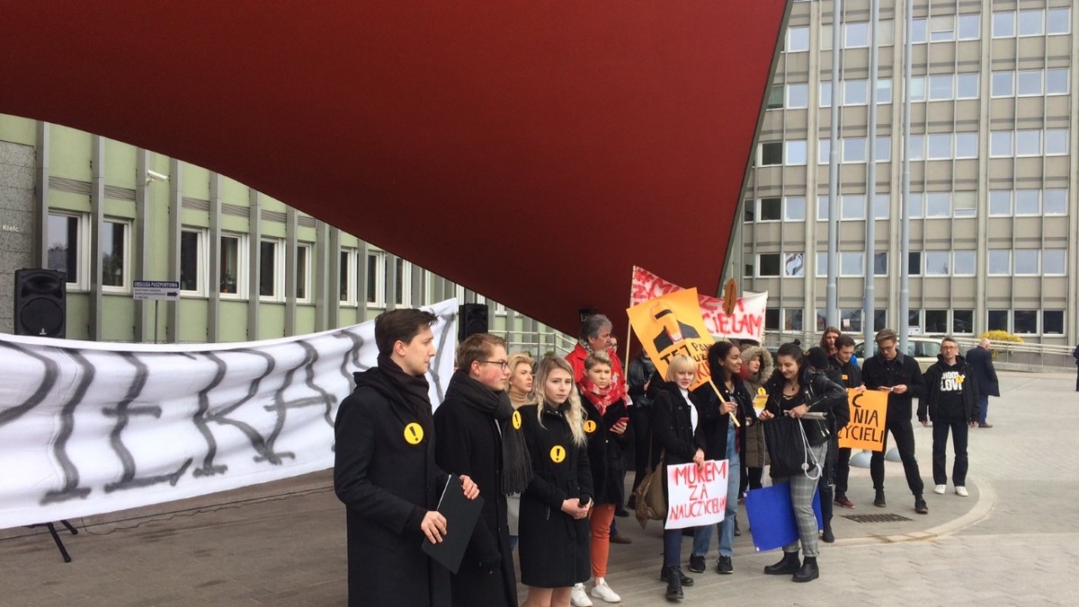 "Murem za nauczycielami". Manifestacja uczniów w Kielcach 