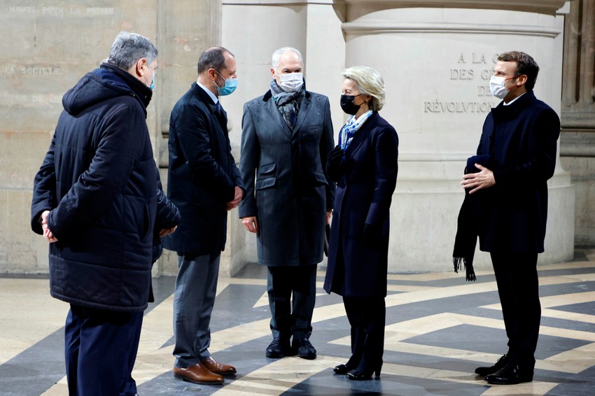 Makron i Fon der Lajen (D) a Moneovim unukom i Veilinim sinovima
