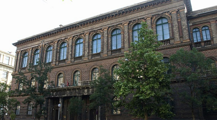 Az ELTE Bölcsészettudományi Karának Múzeum körúti főépülete (a felújítás előtt 2007-ben) / Fotó: Wikipédia