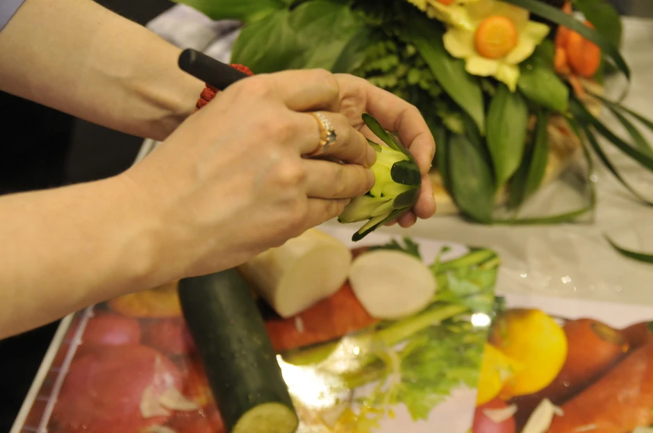 Anastasia Korsakova pokazala umeće rezbarenja voća i povrća