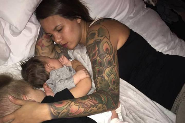 Anya alszik a gyerekeivel / fotó: Alora Brinkley / Facebook