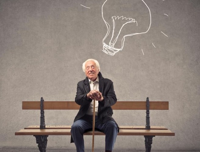 Jednak ministerstwa pracy oraz finansów w piątek pospieszyły z wyjaśnieniem. Oficjalny komunikat obu resortów stwierdza, że zapis z projektu należy „interpretować jako zgodny” z pomysłami zawartymi w Programie Budowy Kapitału sporządzonym w Ministerstwie Rozwoju. One też zakładają likwidację OFE, choć w bardziej „miękki” sposób. Program zakłada, że aktywa otwartych funduszy emerytalnych zostaną rozdzielone między Fundusz Rezerwy Demograficznej zarządzany przez ZUS i nowe fundusze akcyjne powstałe na bazie dzisiejszych OFE. FRD otrzyma mniej więcej 25 proc. aktywów OFE – przede wszystkim akcje zagranicznych spółek i gotówkę. Plan Ministerstwa Rozwoju zakłada jednocześnie, że tą częścią – choć formalnie będzie ona w bilansie FRD – zarządzać będzie Polski Fundusz Rozwoju. Możliwe, że z tej właśnie części będą finansowane programy zachęt do tworzenia indywidulanych i pracowniczych planów kapitałowych. Reszta – czyli około 75 proc. aktywów obecnych dziś w OFE – zostanie przeniesiona na indywidulane konta emerytalne ich uczestników i stanie się elementem tzw. III filara emerytalnego. OFE zostaną przekształcone w fundusze akcji, a zarządzające nimi powszechne towarzystwa emerytalne w towarzystwa funduszy inwestycyjnych. W takiej konstrukcji giełda ma nie ucierpieć (nie będzie wyprzedaży akcji należących do OFE).