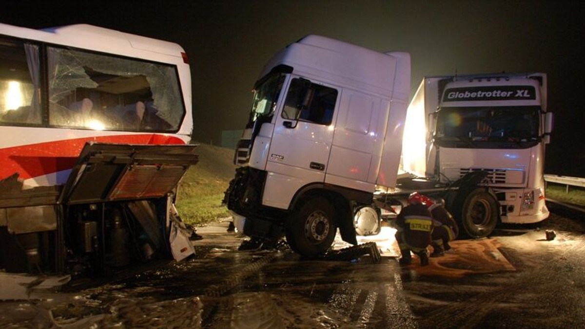 Jedna osoba nie żyje a pięć innych zostało rannych w karambolu do jakiego doszło około północy na 280 kilometrze autostrady A4 w kierunku Katowic, na granicy województw opolskiego i śląskiego - informuje serwis 24opole.pl.