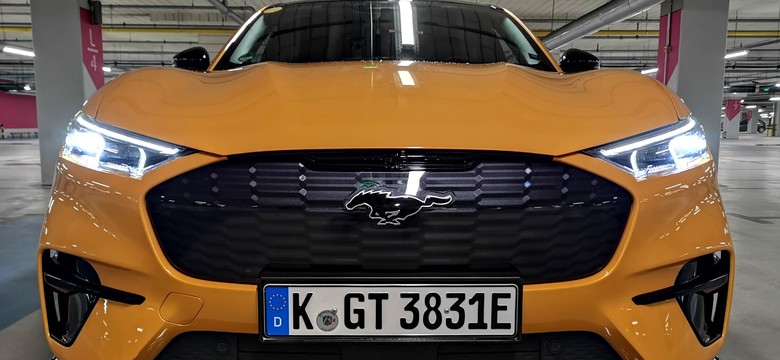 Ford Mustang Mach-E hitem. Tesla ścigana