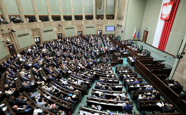 Sejm przyjął nowelizację ustawy ws. obniżania uposażeń. Opozycja: To kara za zadawanie niewygodnych pytań