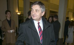 Kuchciński wpłacił 15 tys. zł na Klinikę Budzik i Caritas. "W zamian za 23 loty samolotem rządowym"