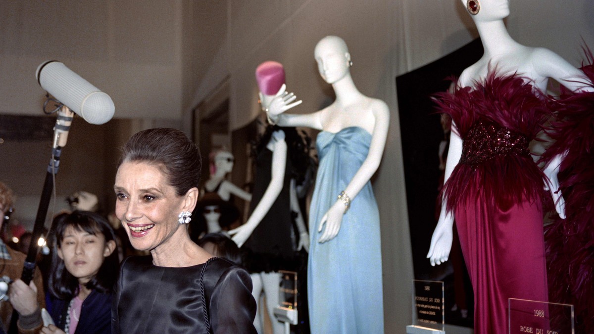 Audrey Hepburn podczas pokazu Givenchy w 1991 r.