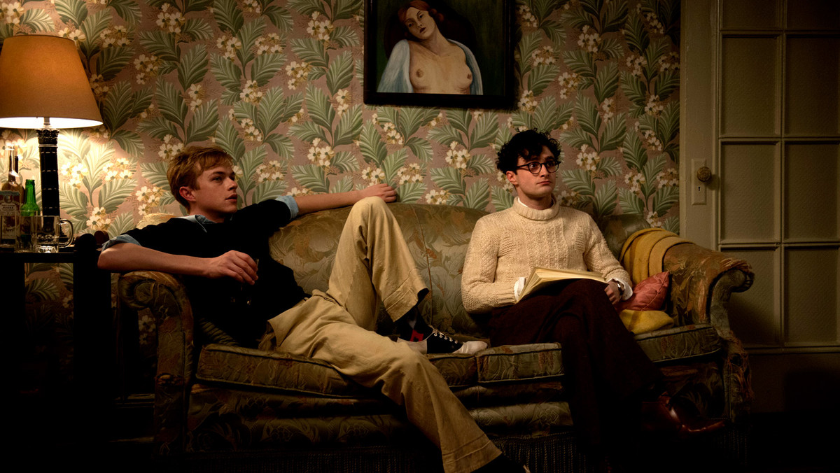 Może i Daniel Radcliffe z kolegami wyglądają jak banda hipsterów świeżo po obrobieniu okolicznego lumpeksu, a i przez większość czasu mówią z niepotrzebną egzaltacją, jakby scenariusz natchnął ich niczym poezja cytowanego w filmie Yeatsa, to i tak „Na śmierć i życie” nadal jest intrygującą rekonstrukcją ponurego epizodu z życia beatników.