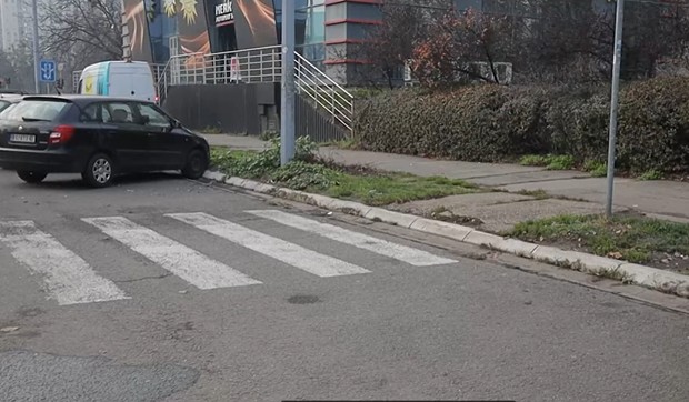 Parkiranje pored pešačkog prelaza