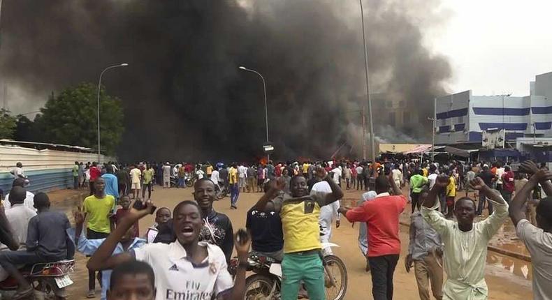 Le siège du parti au pouvoir brûlant dans le dos, les partisans des soldats mutins manifestent à Niamey, Niger/Fatahoulaye Hassane