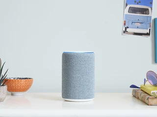 Urządzenie Amazon Echo sterowane za pomocą asystentki głosowej Alexa