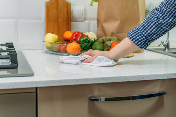 Jak często prać ścierki kuchenne? Mogą być siedliskiem groźnych dla zdrowia bakterii