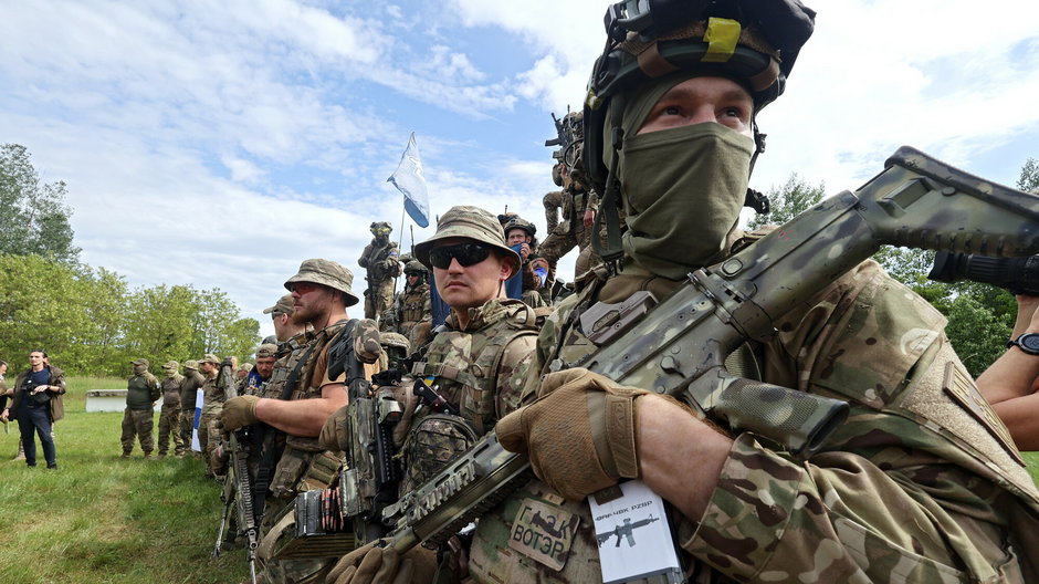 Członkowie Rosyjskiego Korpusu Ochotniczego podczas odprawy w pobliżu granicy w północnej Ukrainie