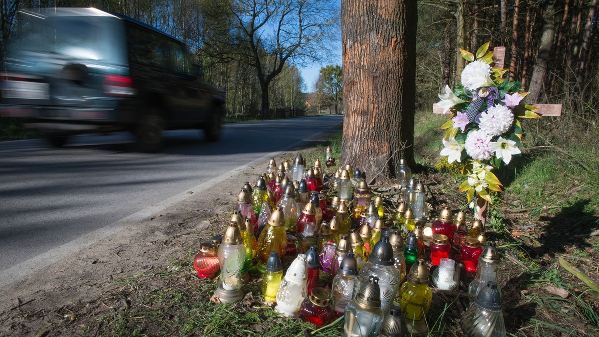 16-latek, który po wypadku w Klamrach k. Chełmna przebywał w szpitalu, został przeniesiony na oddział psychiatrii dzieci i młodzieży szpitala w Grudziądzu. Lekarze boją się, że chłopak jest niestabilny psychicznie i może targnąć się na swoje życie - podała TVN24.