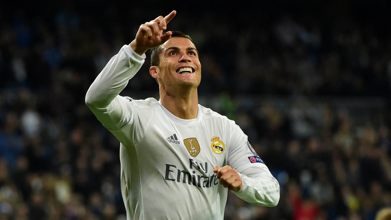 Kilka dni temu Gareth Bale podpisał nową umowę z Królewskimi. Teraz pojawiła się informacja, że w ciągu najbliższych dwóch tygodni kontrakty przedłużą Cristiano Ronaldo, Pepe, Isco i Dani Carvajal. W środę Real Madryt w czwartej kolejce Ligi Mistrzów zagra w Warszawie z Legią.