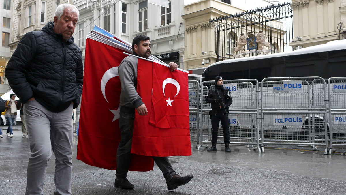 Turcja zawiesza kontakty dyplomatyczne na wyższym szczeblu z Holandią w związku z niedopuszczeniem na jej terytorium publicznych wystąpień dwojga tureckich ministrów - oświadczył wczoraj pełniący funkcję głównego rzecznika rządu wicepremier Numan Kurtulmus.