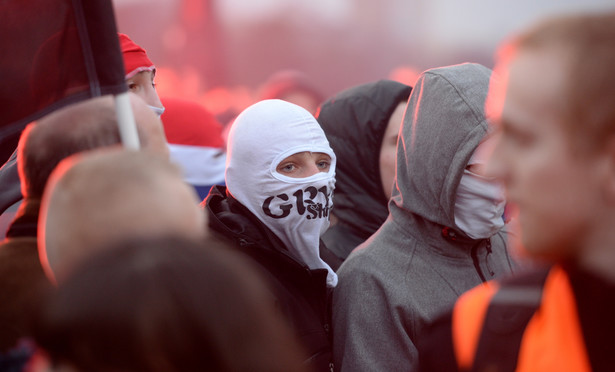 Marsz Niepodległości w Warszawie. Przepychanki, bójki, policja zatrzymuje. RELACJA NA ŻYWO