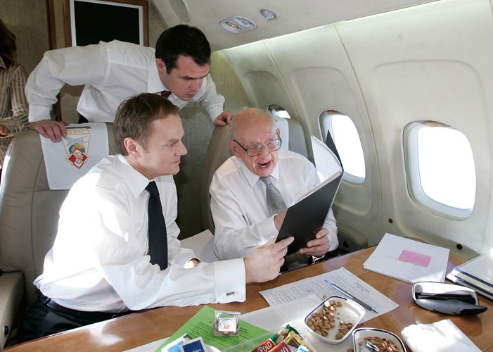 W samolocie premier miał czas na rozmowy z doradcami