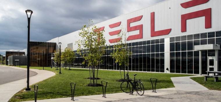 Tesla pracuje nad akumulatorami, które obniżyłyby cenę samochodów elektrycznych