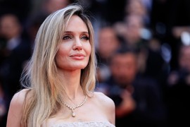 ZAUSTAVITE SVE, Anđelina Džoli STIGLA U KAN! Hipnotisala Azurnu obalu u NAJROMANTIČNIJOJ HALJINI ŽIVOTA, ali joj jednu stvar opasno zameraju: "Zašto je želela da izgleda ISPRANO?!"